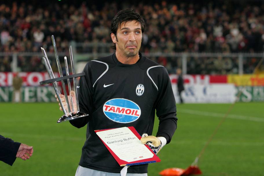 Prima della partita viene premiato Gigi Buffon per le 500 presenze con la Juve. LaPresse